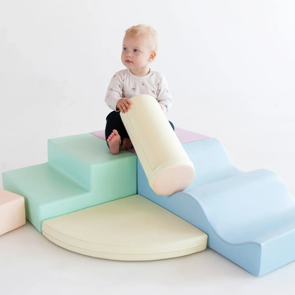 kids playing with iglu soft play blocks